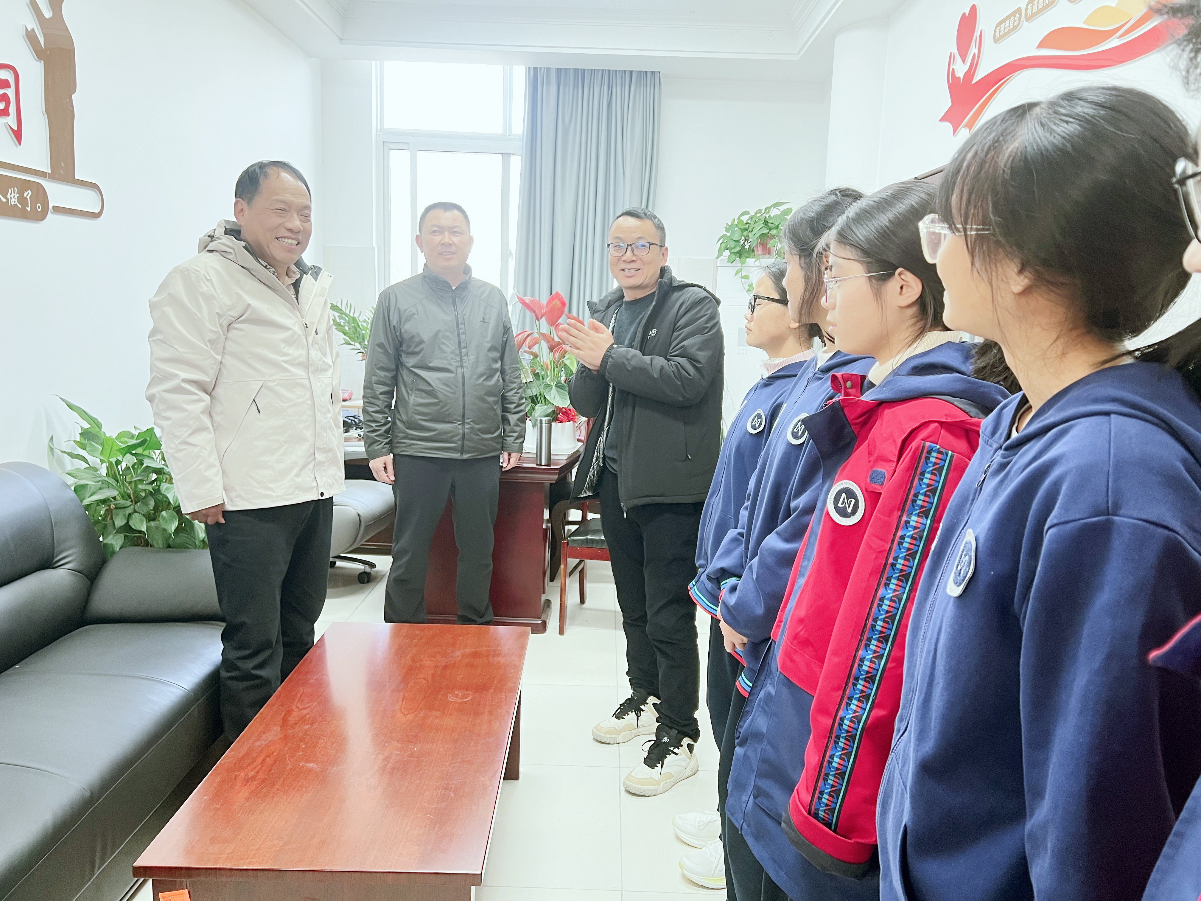 久達新材王旭映董事長情系廣元外國語學校貧困學子